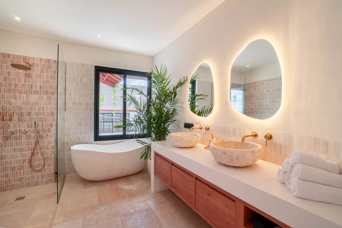 villa-sawah-seseh-bali-master-bathroom1