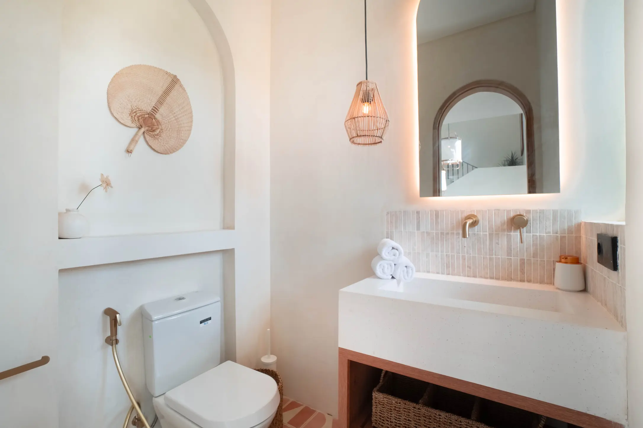 villa-sawah-seseh-bali-powder-room1