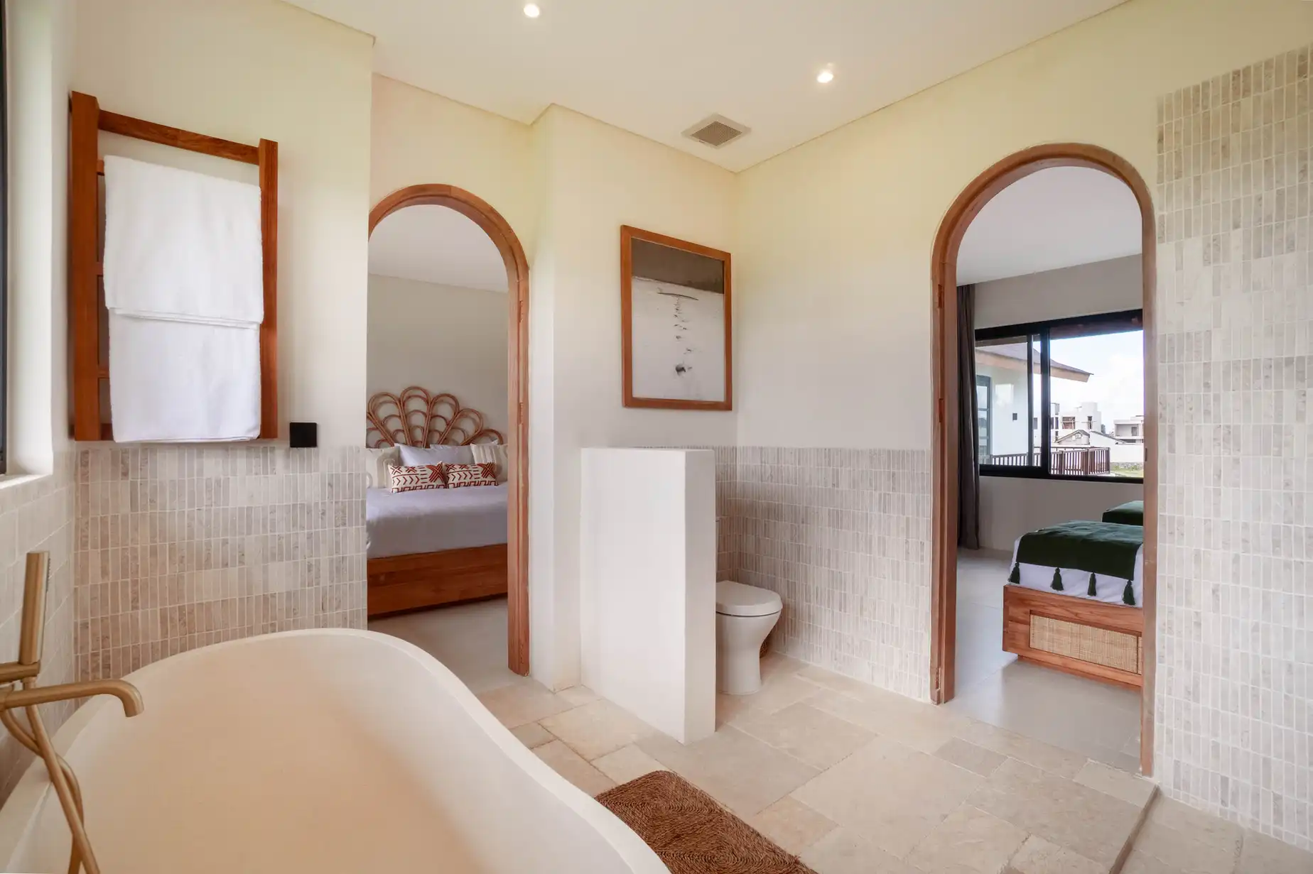 villa-sawah-seseh-bali-upstairs-bathroom3